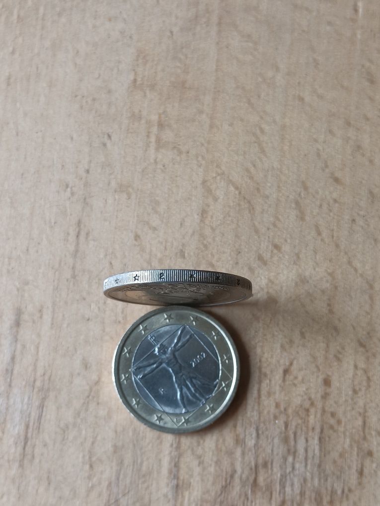 Две евро монети.