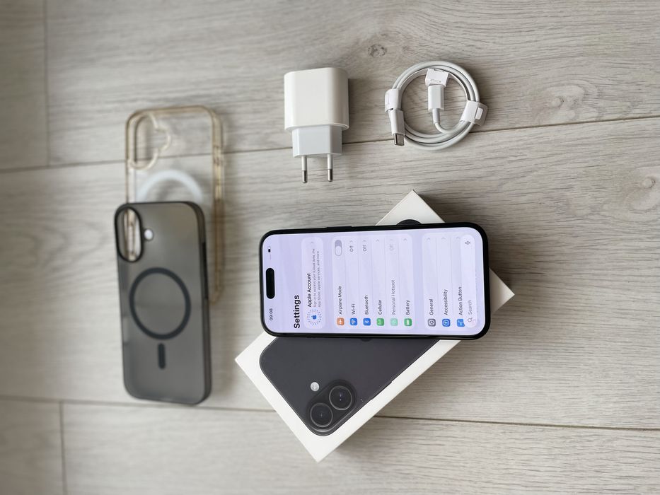 • Iphone 16 black  •  BATERIE 100% •