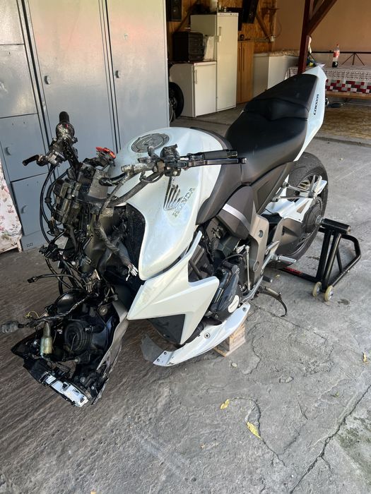 Vand sau dezmembrez CB1000R