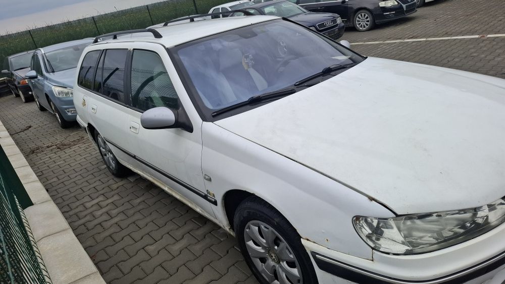 Vand bara fata,capota Peugeot 406