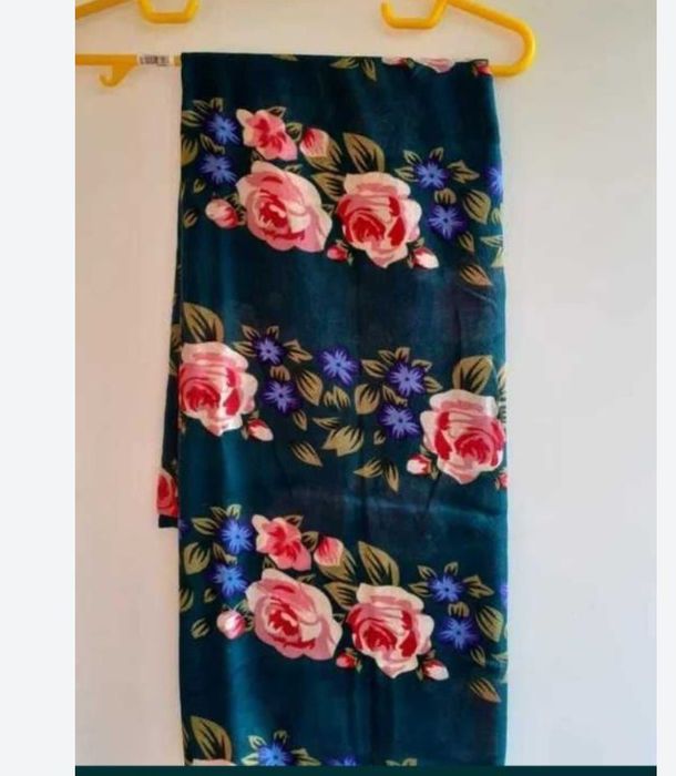 Eșarfă de damă verde cu trandafiri roz