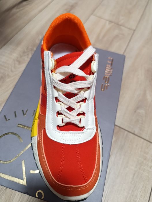 Кроссовки новые продам