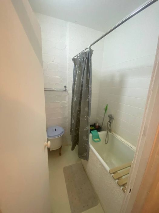 Срочно. Аренда. 1 комнатная с обстановкой.  Можно парням