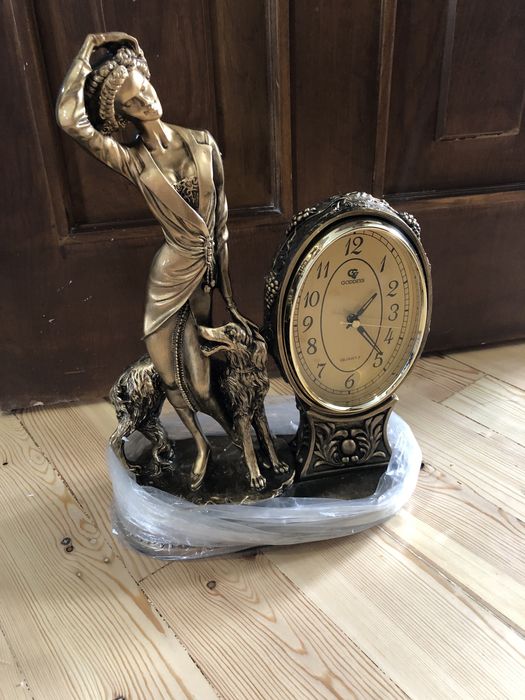 Продам новые настольные часы