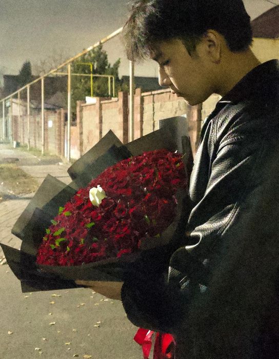 Букет 101 роза, оформление черная свежая