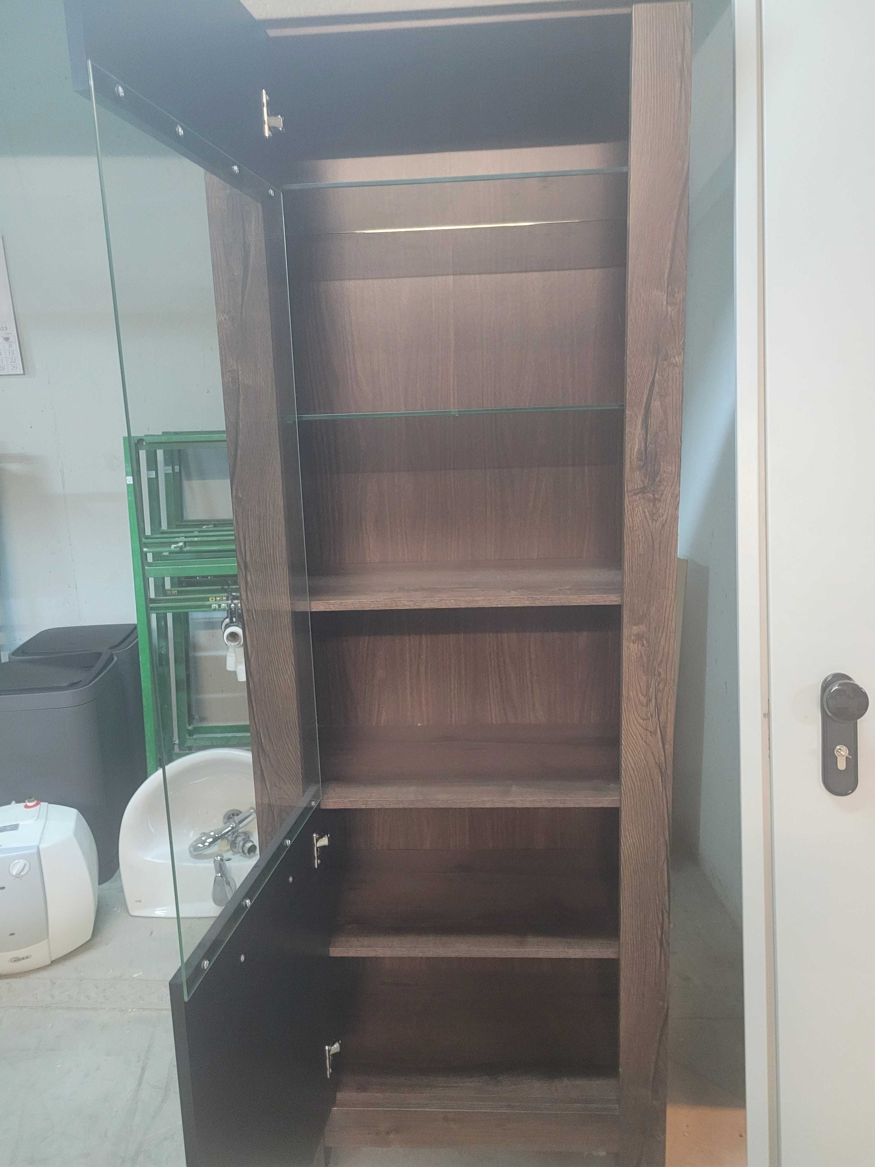 Продавам кафяв шкаф