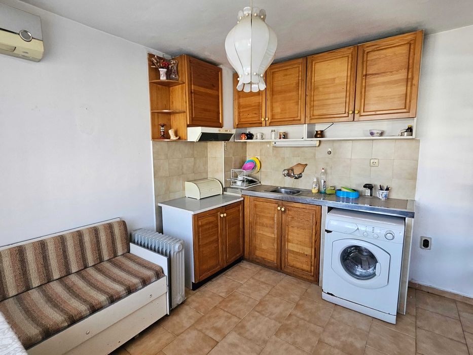 Просторен тристаен, тухлен до Зимно кино Тракия