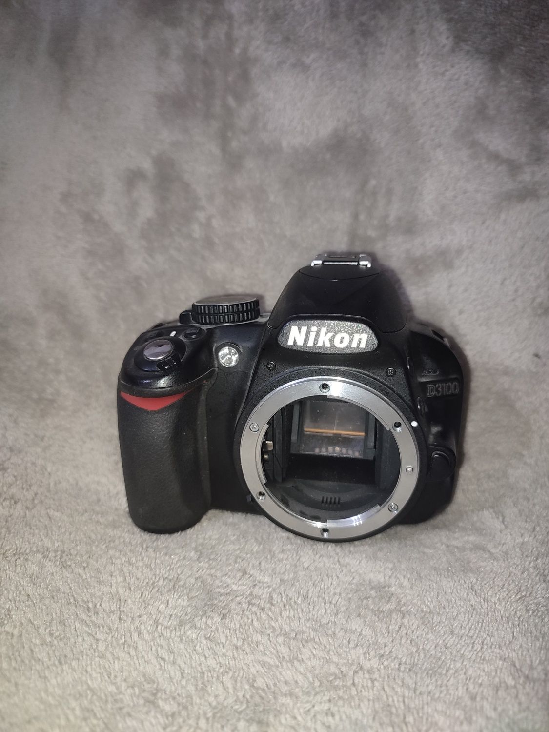 Nikon d3100     .