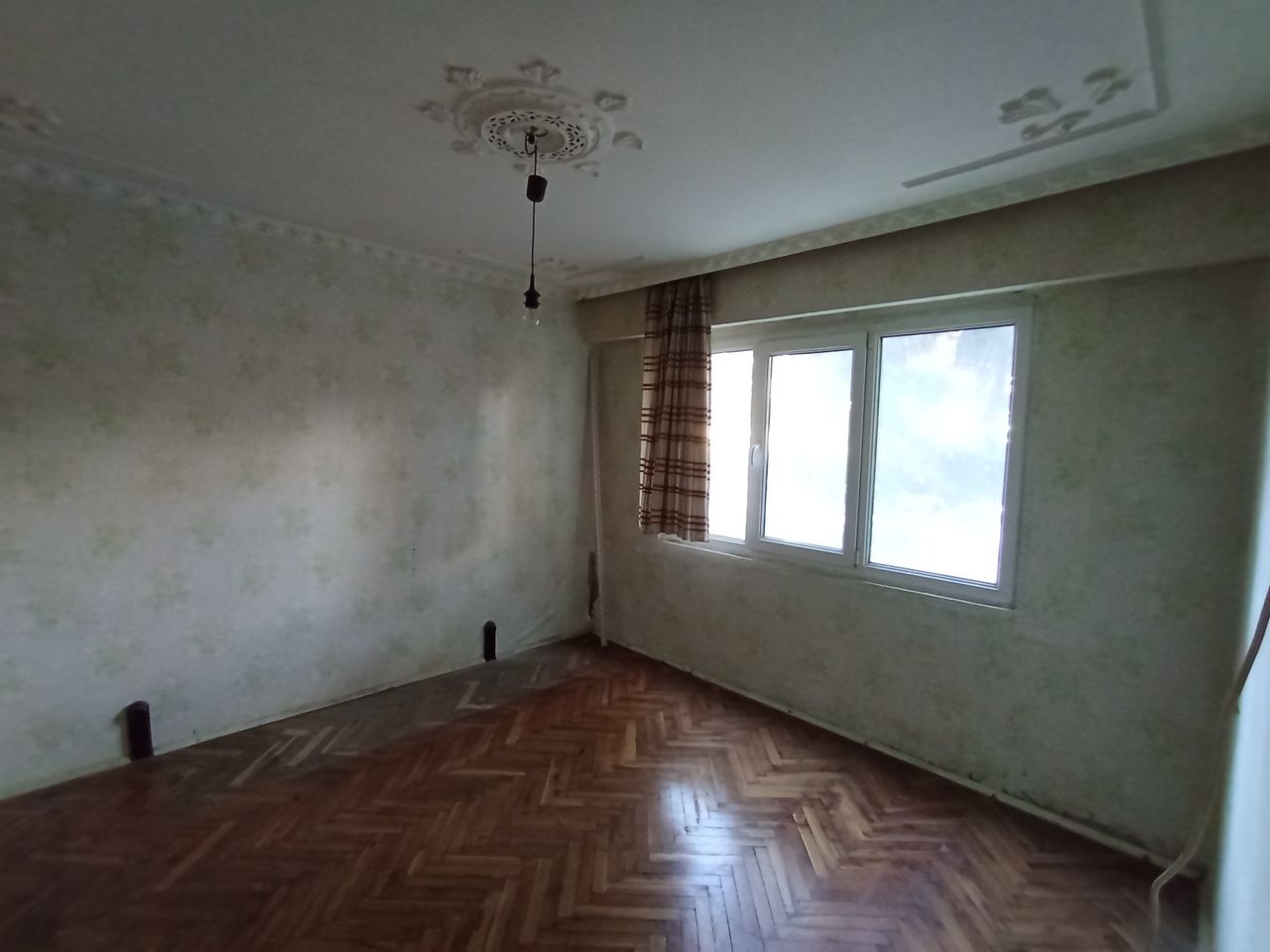 Продава се Двустаен апартамент в Варна, Цветен квартал - 64 кв.м за 1547 €/кв.м - Снимка #3