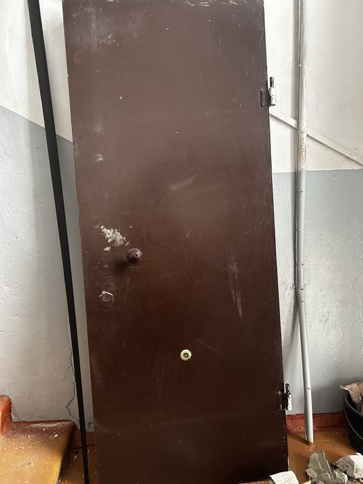 Продам входную дверь