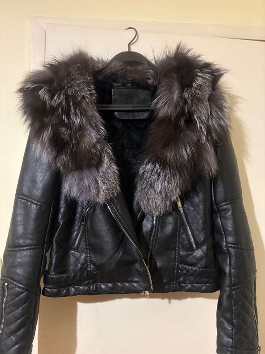 Дамско кожено  яке с естествен косъм.