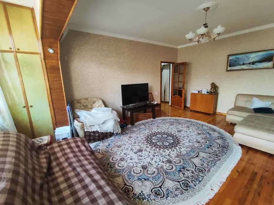 Юнусабад 4-ком. 1-этаж. Срочно. Сотилади. Парковка огород есть.