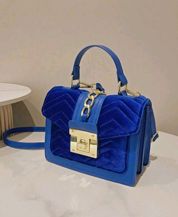 Чанта в кралско синьо