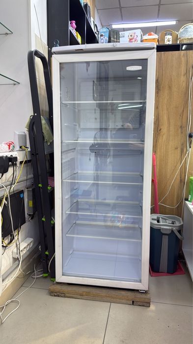 Продам холодильник витринный