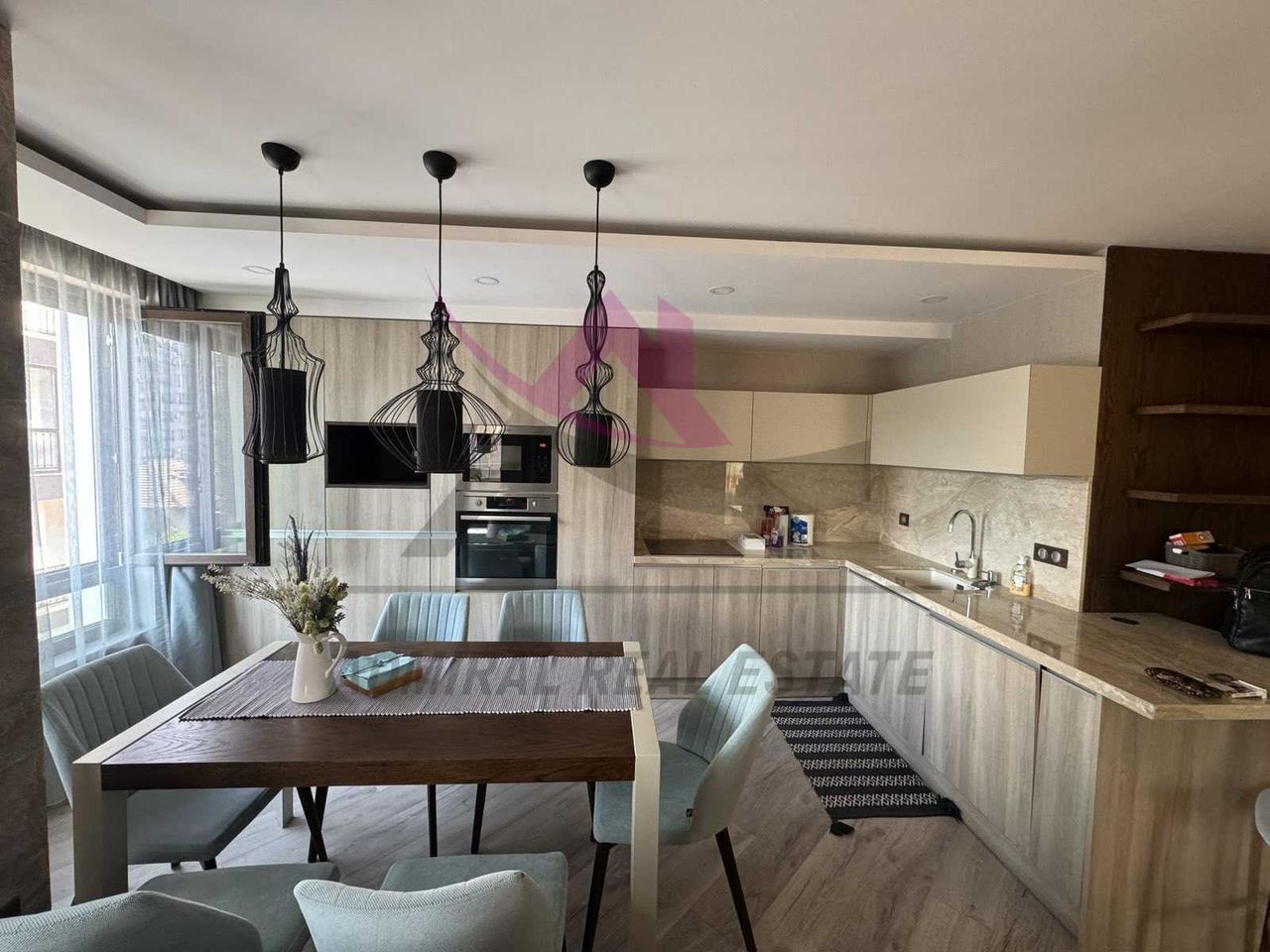 Дава се под наем Тристаен апартамент в Варна, Левски - 130 кв.м за 800 € - Снимка #2