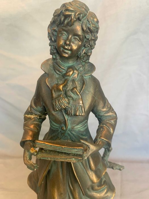 фигура статуетка на студент