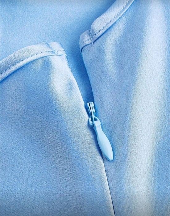 Сатенена ками рокля с плътна драпирана яка и асиметричен подгъв