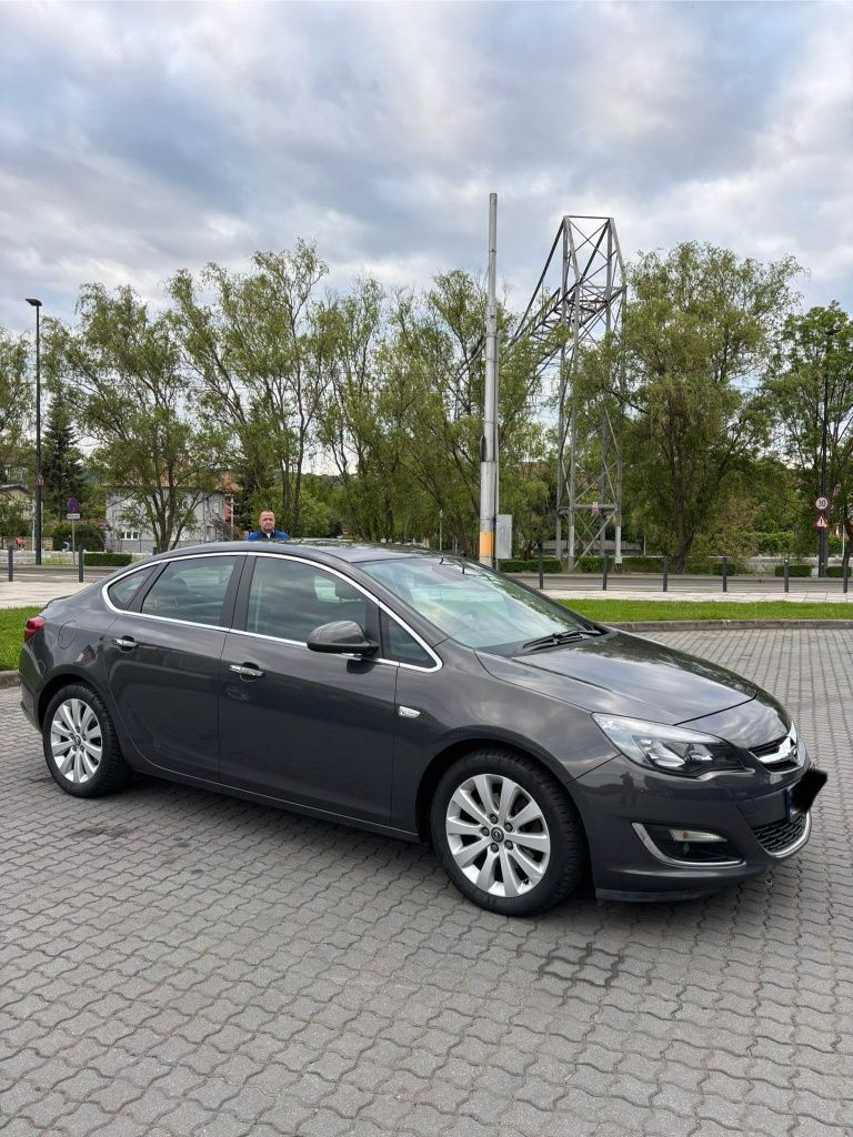 Vând Opel Astra j ecoFLEX Sedan impecabil