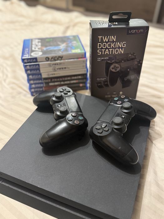 Playstation 4 с 2 джойстика + зарядна докинг станция