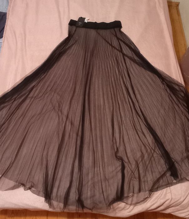 Елегантна черна пола от фин тюл