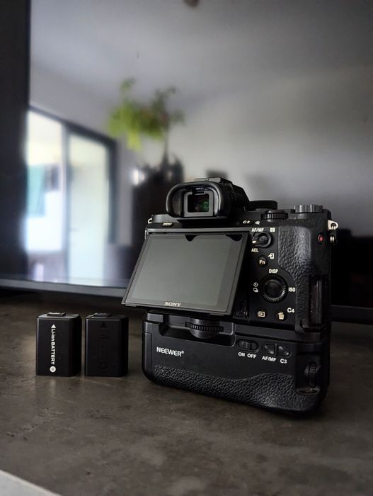 Sony A7 II inclus 50mm f1.8 fe + grip + filtru UV + 4 baterii