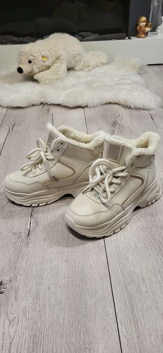 Papuci noi fără etichetă