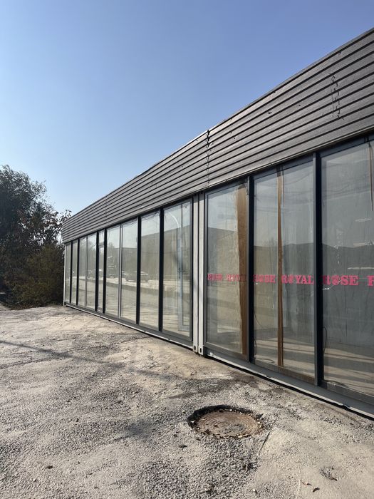 Контейнер с витражными окнами