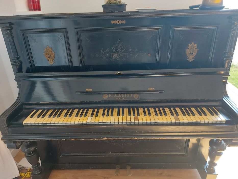 Pianina ULBRICH veche de apr.50 ani