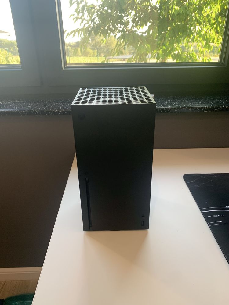 Vand Xbox series x in stare foarte buna