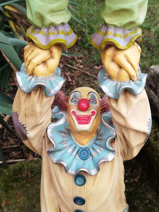 Колекционерска фигура на клоун на филипинския автор Jun Asilo