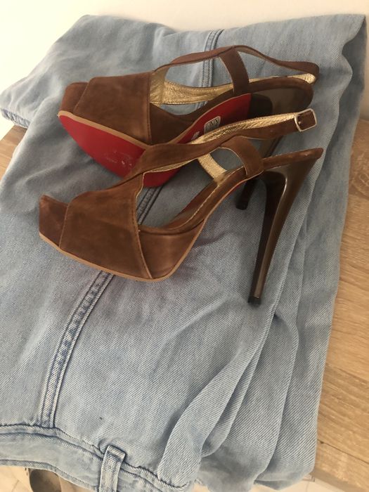 Sandale cu platforma din piele intoarsa