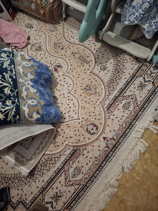 Ковёр, срочна продаётся 2/3две ковры состояниехорошое каждое по 6000т