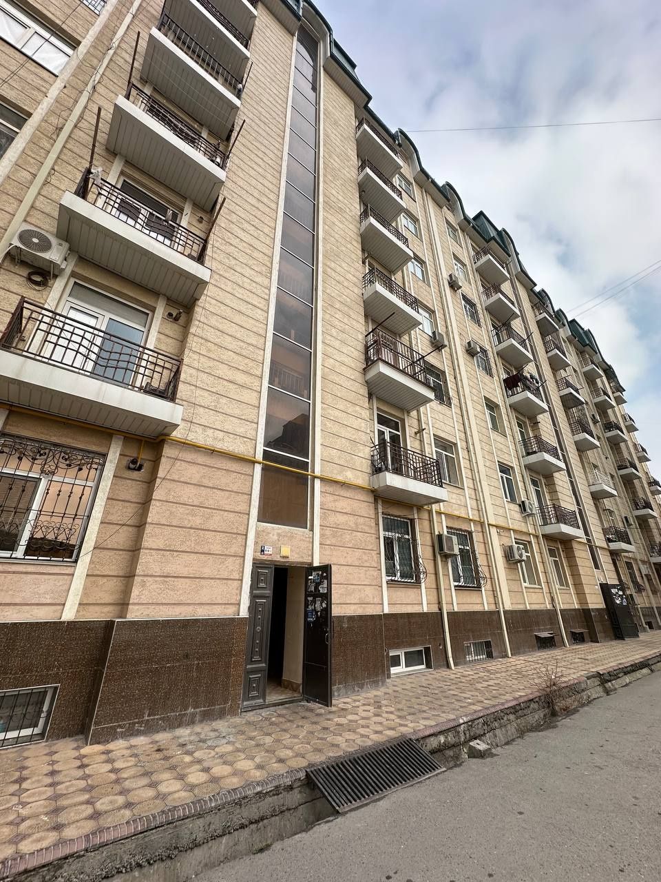 Yangi qurilish uy sotuvda