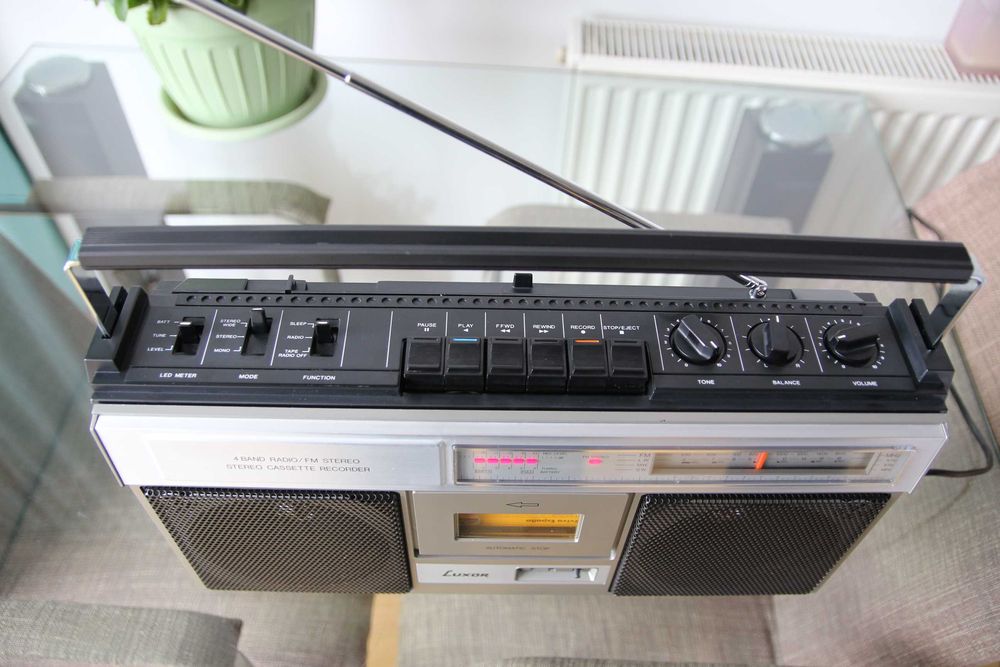 Radio casetofon Luxor 1109197 functional fabricat in Suedia in 1980