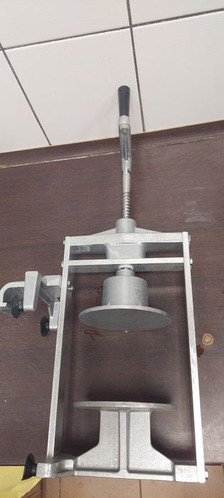 Преса за консерви