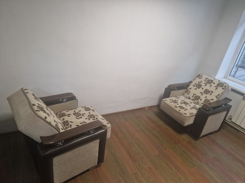 Два кресла, диспенсер и журнальный стол.