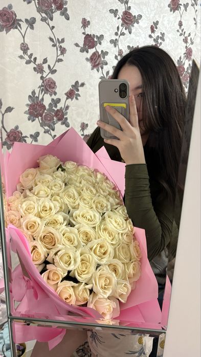 Свежие белые розы