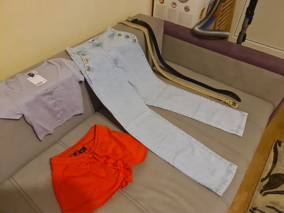 Blugi, pantaloni, dama, noi, mărime XS și S, toate la pret de 50 lei.