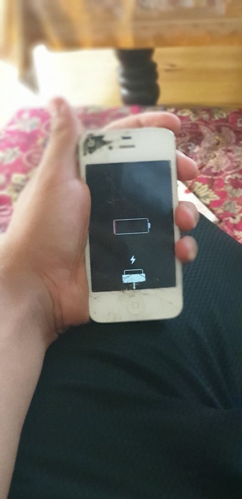 Iphane 4s holati yaxshi ekrani yorilgan