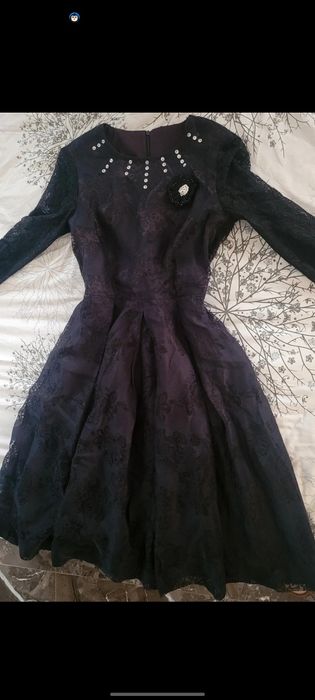 Rochie pana la. Genunchi