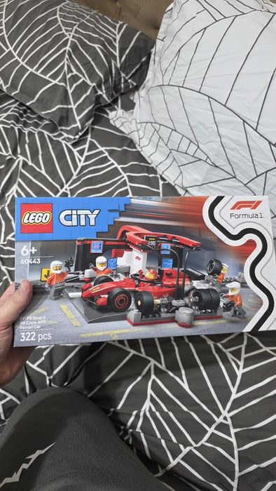 LEGO City - Boxa si mecanici F1® cu masina Ferrari 60443,