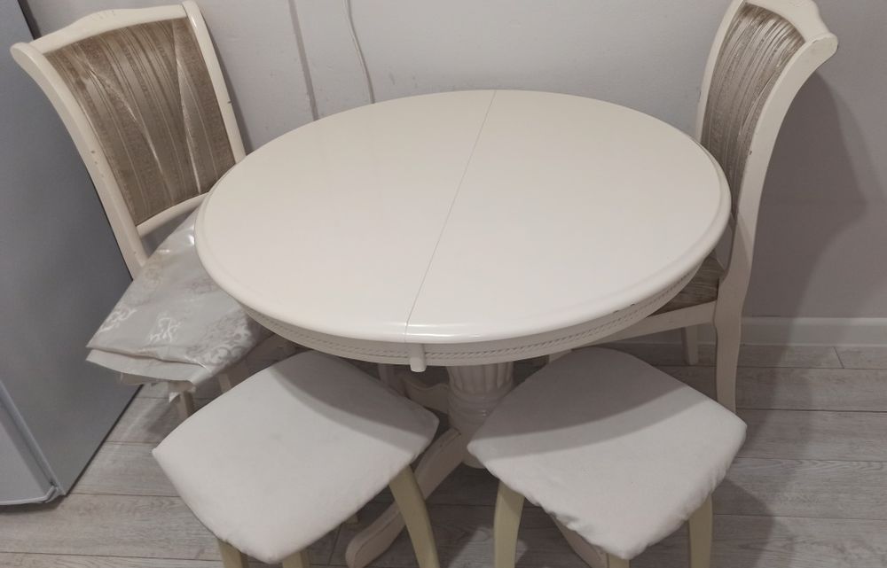 Продам стол малайзийский