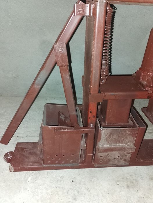 Vând presa pt brichete de rumeguș și fan