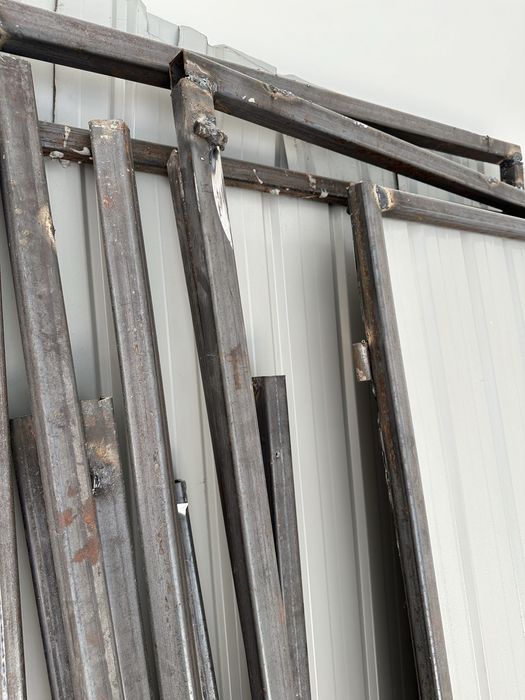 Tabla cutata si tevi rectangulare zincate, folosite