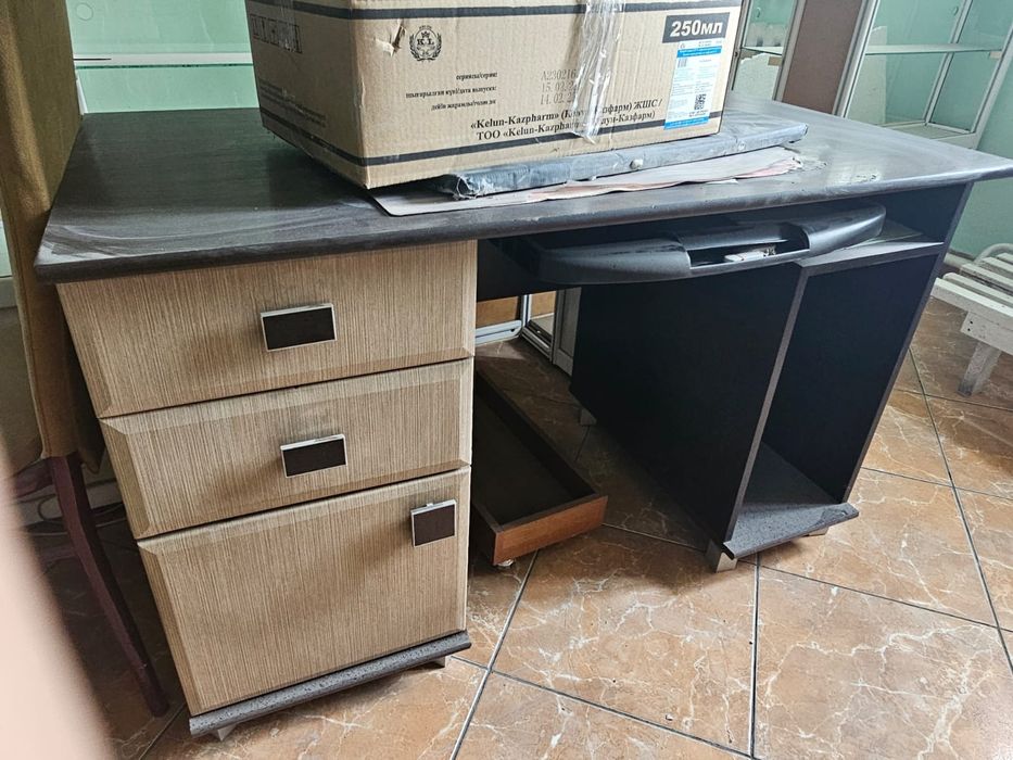 Шкафы в раздевалку, шкафы полки, сейфы, столы офисные