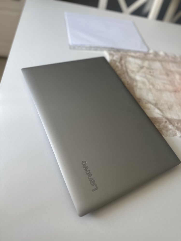 Laptop lenovo gri