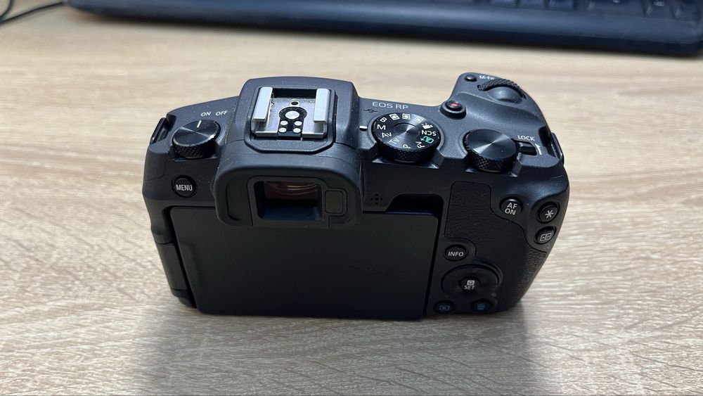 Aparat fotografiat mirorless Canon RP + adaptor RF-EF