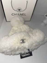 Бяла зимна шапка Шанел Chanel с пух