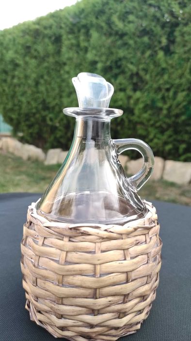 Гарафа от стъкло с ратанова оплетка