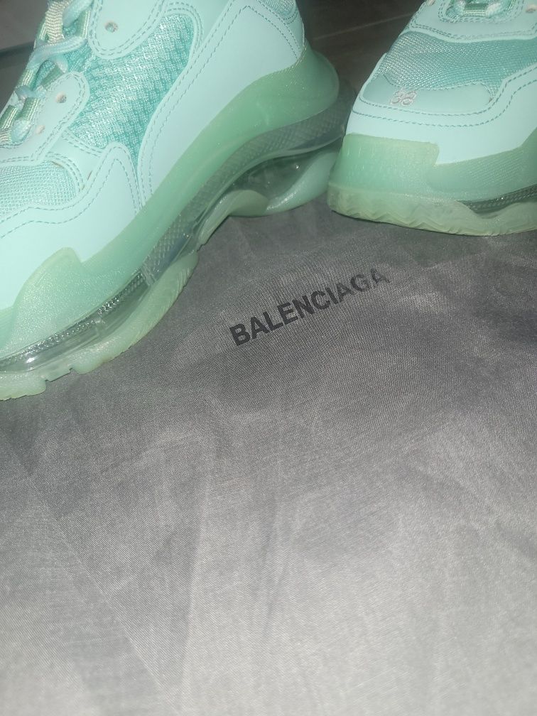 Страхотни обувки Balenciaga в цвят мента!